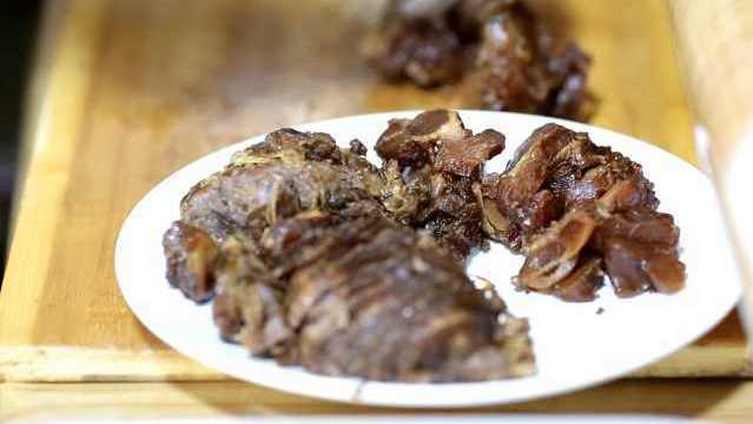 &nbsp;【好想出门大口吃肉!小伙开马肉馆主打酱马肉,客人慕名而来】吉林长春,胥先生在一个偏僻的位